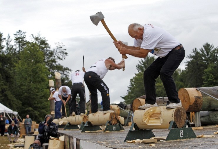 美国举办伐木工大赛女汉子霸气参赛