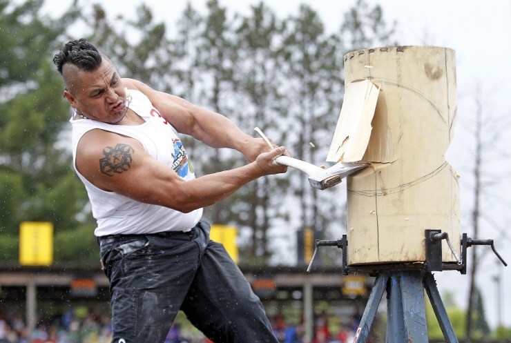 美国举办伐木工大赛女汉子霸气参赛