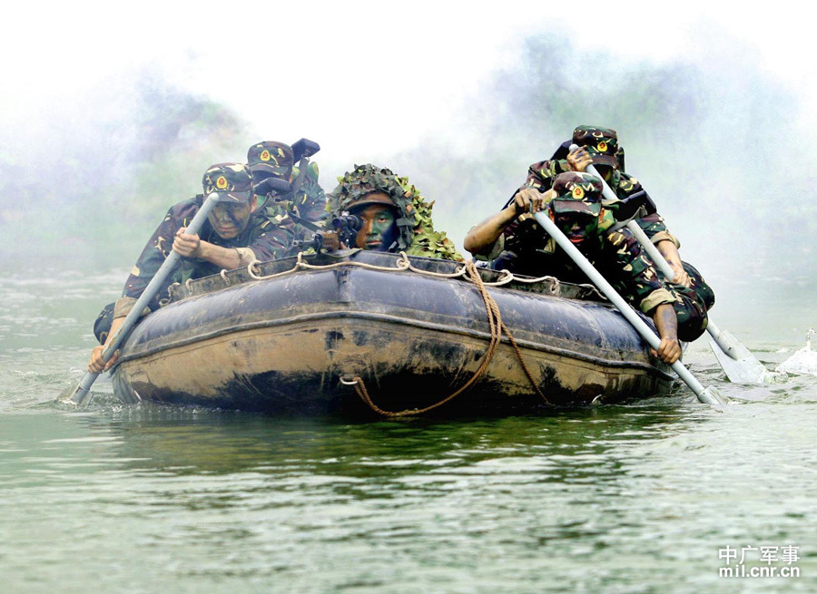 我军特种分队水下作战照曝光