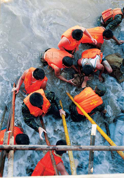 致敬98年抗洪抢险震撼照