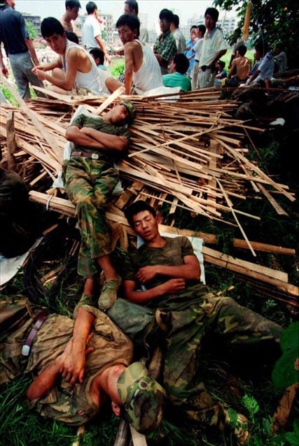 致敬98年抗洪抢险震撼照