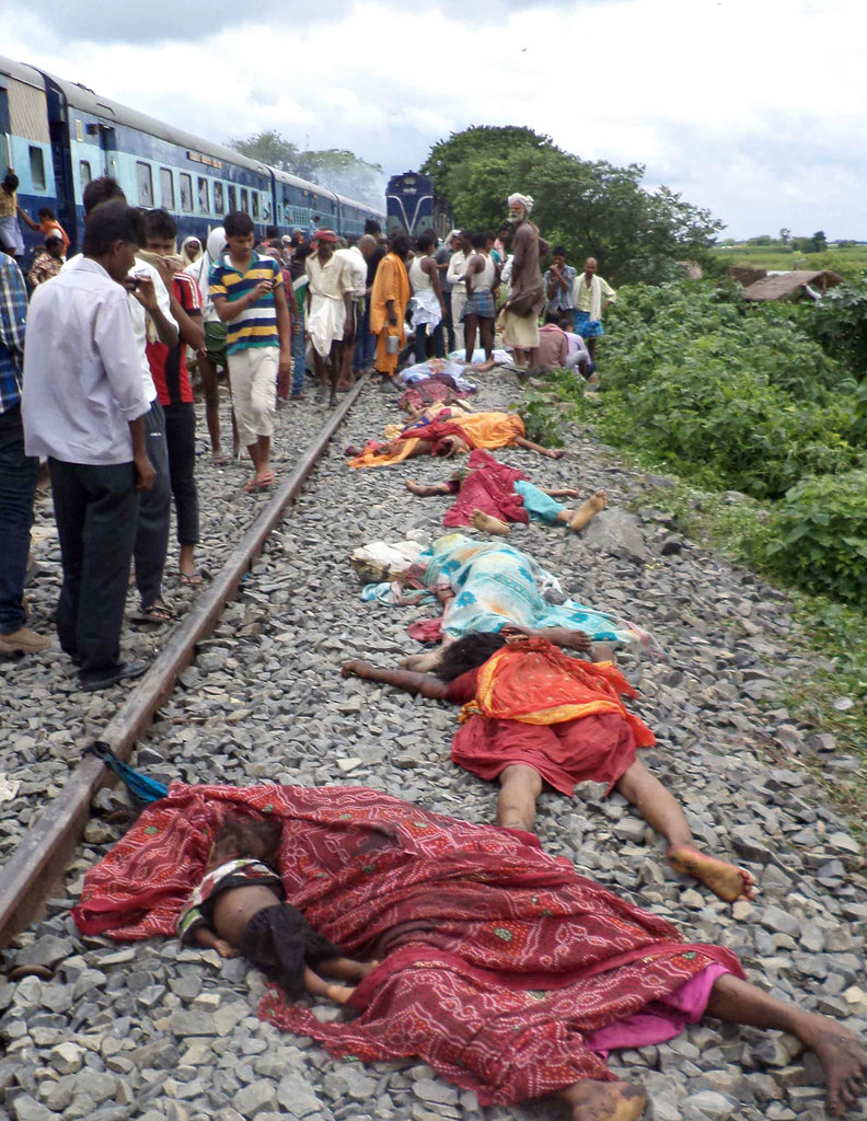 印度火车撞人致37人死亡 列车被焚烧司机遭暴打