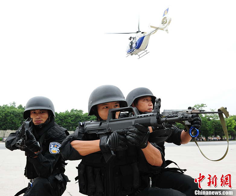 特警乘直升机上演"神兵天降"