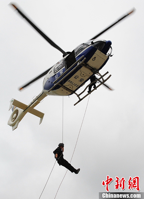 特警乘直升机上演神兵天降