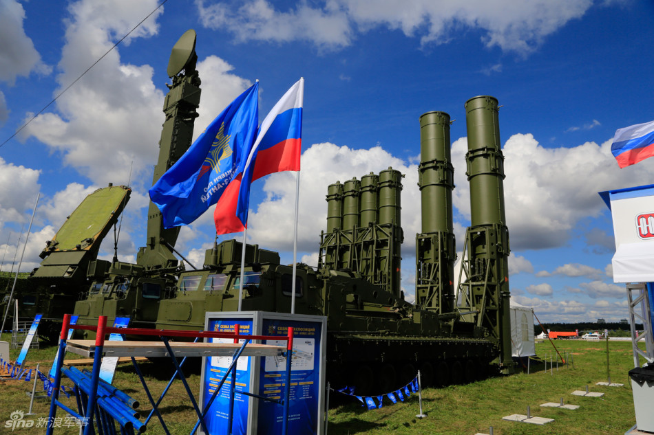 俄军在莫斯科航展上展示的安泰2500远程防空反导系统.