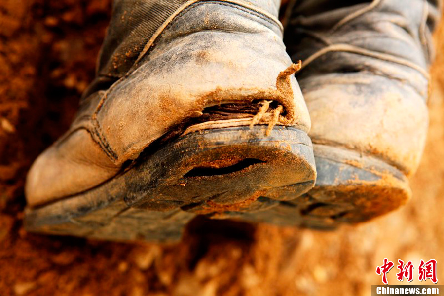 我军战士连续抗洪天军靴撕裂