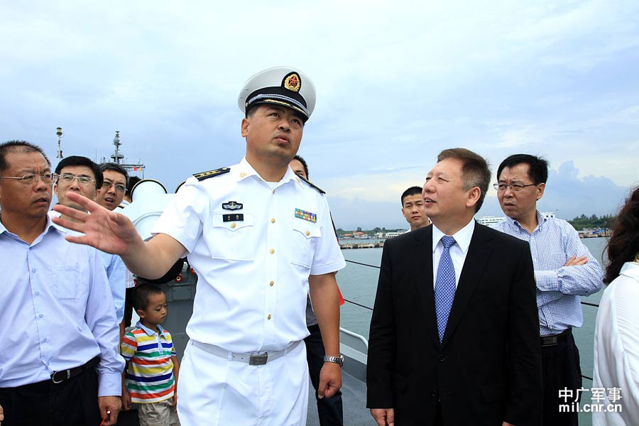 我海军官兵精神抖擞显大国风范