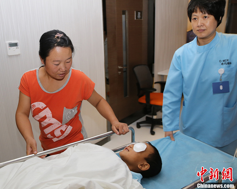 山西被挖眼男童在深圳植入义眼球 手术过程4小时
