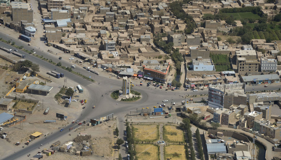 从鱼鹰运输机内俯瞰阿富汗赫拉特省地面交通