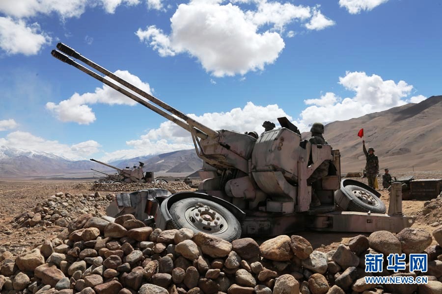 我军铁甲洪流震撼出击雪域高原