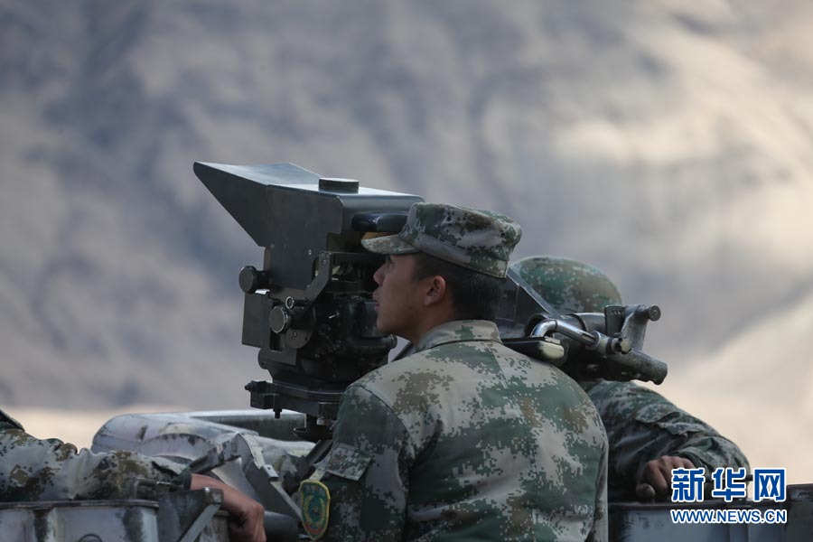 我军铁甲洪流震撼出击雪域高原