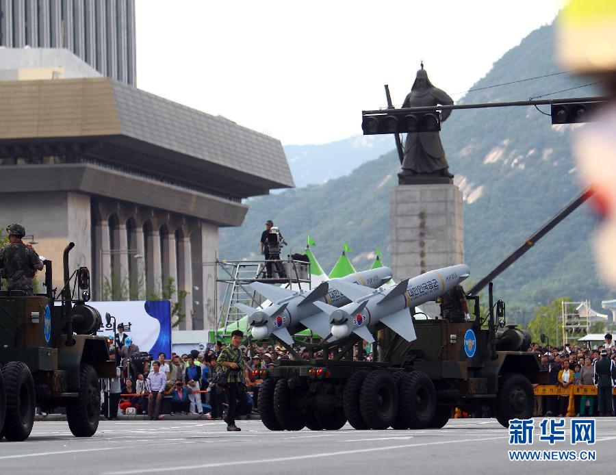 韩国举行盛大阅兵式庆祝建军65周年