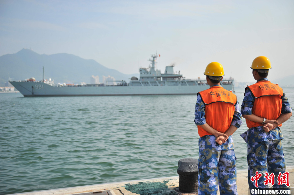 圖為991艦緩緩駛靠三亞南海艦隊某基地軍港碼頭.駱雲飛 攝