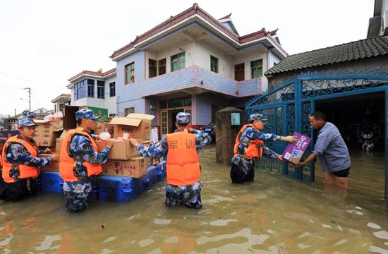 中国海军赶赴余姚参加抢险救灾