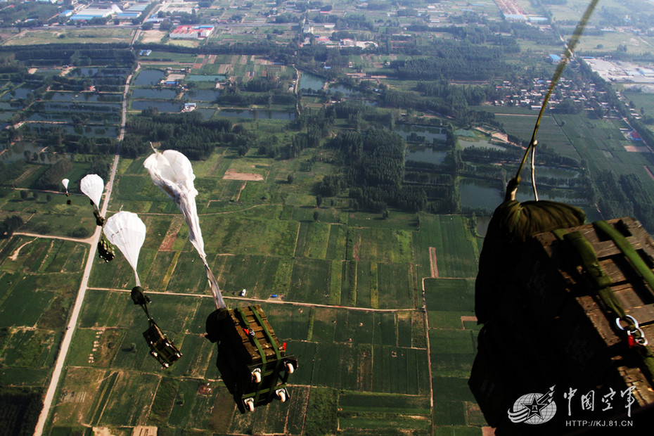 解放军空降兵演练场景酷似大片