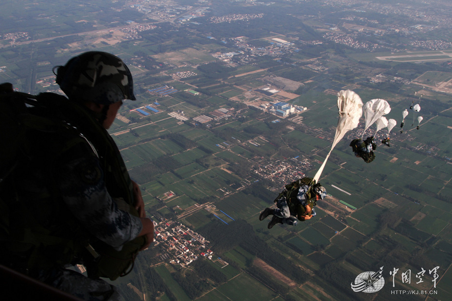 解放军空降兵演练场景酷似大片