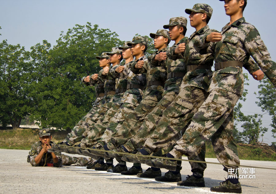 班长罗丁豪正在检查纠正军姿动作要领 丁洪贵(摄)