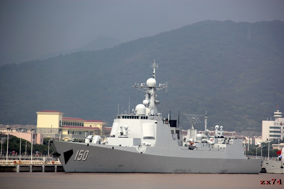 新入役052c舰长春号夜幕下起航