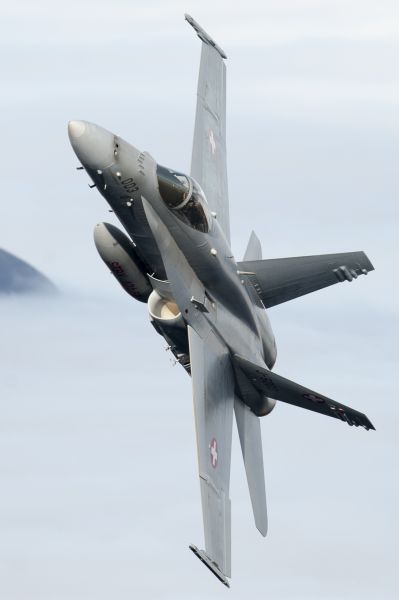 中国记者徒步8小时登雪山拍f18