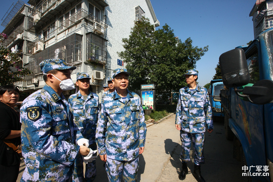 东海舰队全力驰援宁波灾区重建