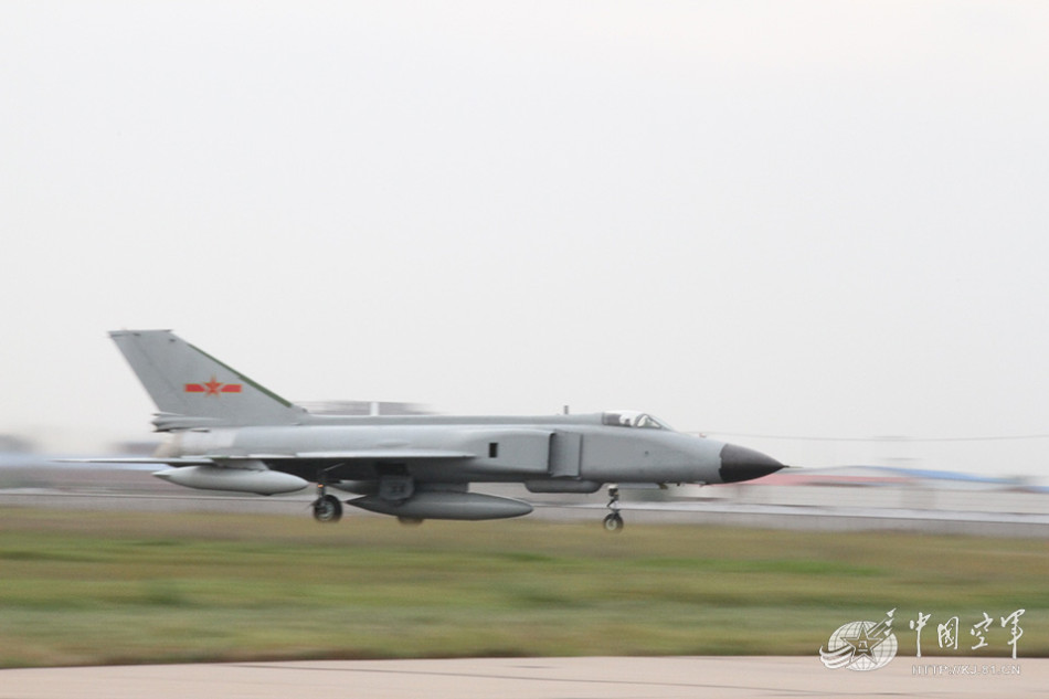 我军最新歼8fr侦察机编队执勤