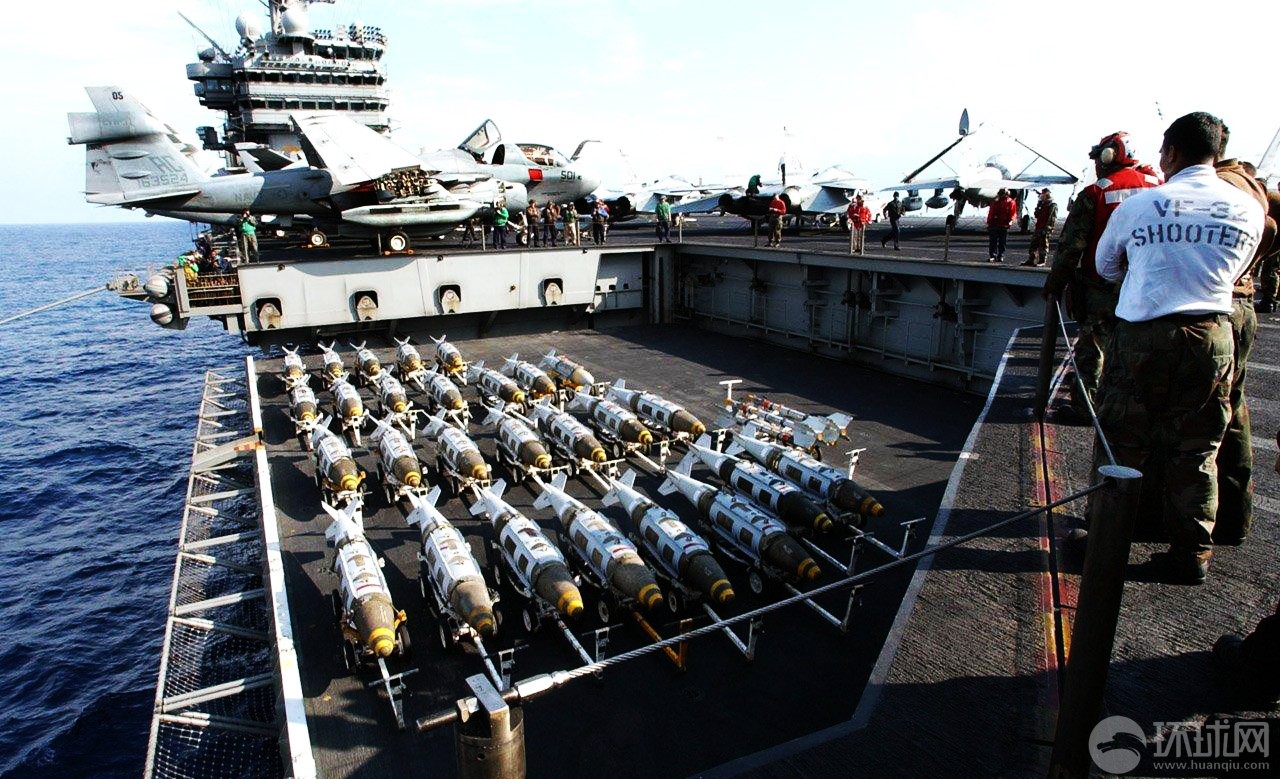 歼15作战训练曝猛图 登上辽宁号航母升降机
