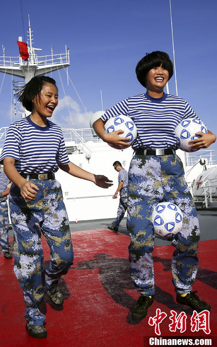 中国海军女水兵潇洒修理战舰