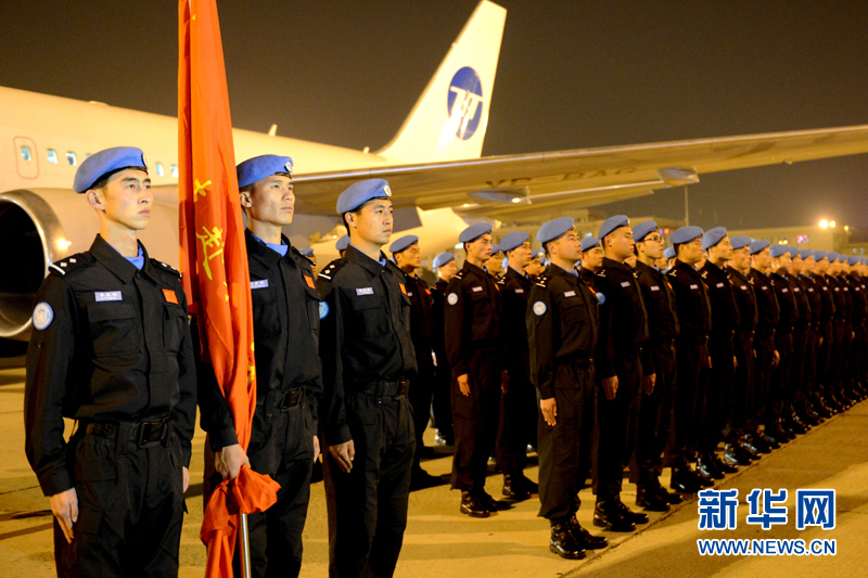 中国维和警察防暴队在利比里亚举行首次升旗仪式