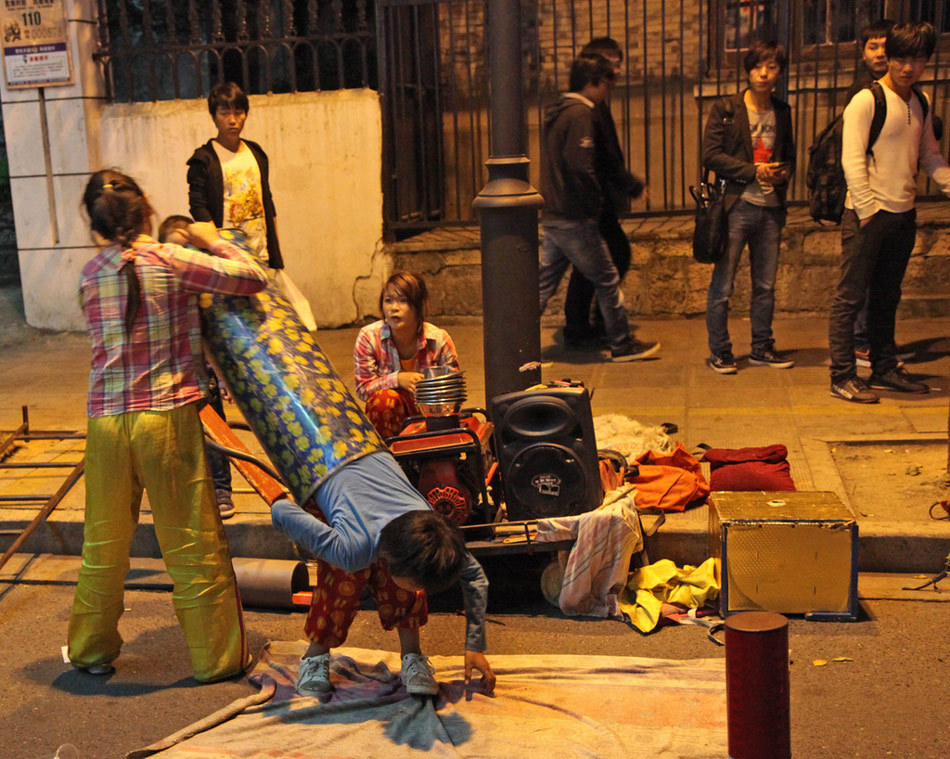 浙江绍兴街头流浪孩童辛苦卖艺