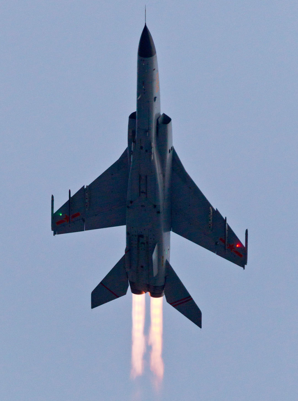 解放军飞豹拖着长长尾焰狂奔