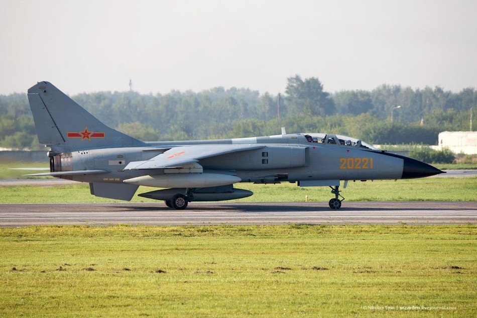 解放军飞豹战机在境外发威