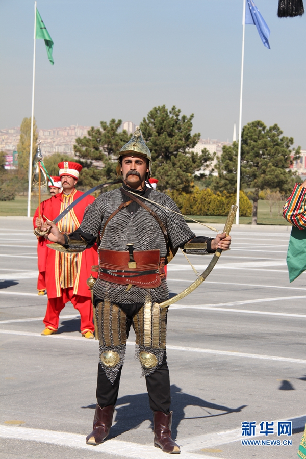 土耳其建国90周年阅兵民众身着突厥服装庆祝
