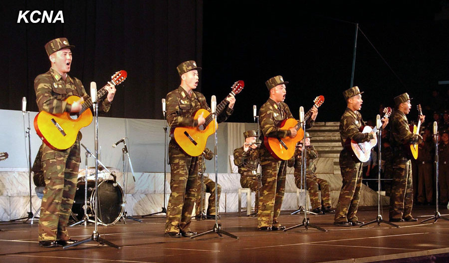 来慰问的朝军文工团全是男兵