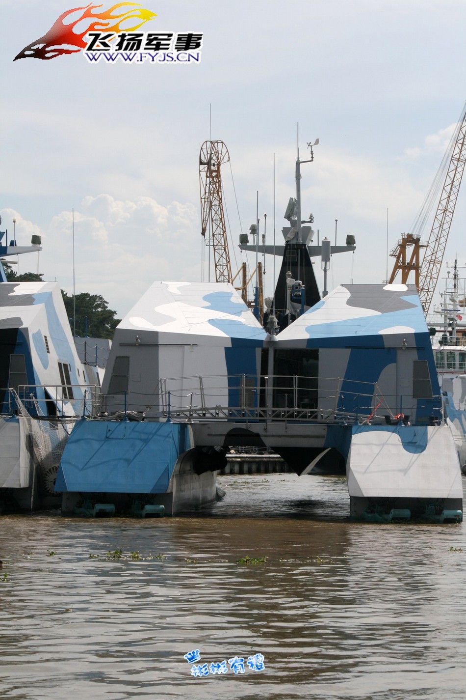南海舰队022艇紧急吊装导弹