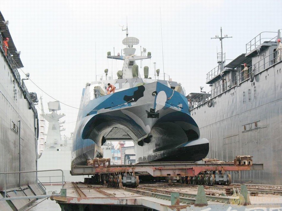 南海舰队022艇紧急吊装导弹