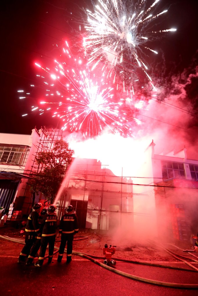 武汉黄陂烟花仓库失火爆炸 声响两小时居民以为地震