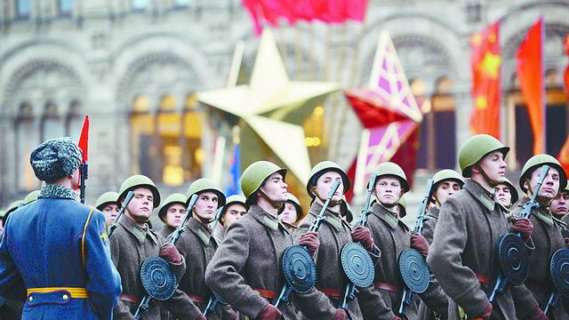 俄罗斯举行6千人红场大阅兵纪念莫斯科保卫战72周年