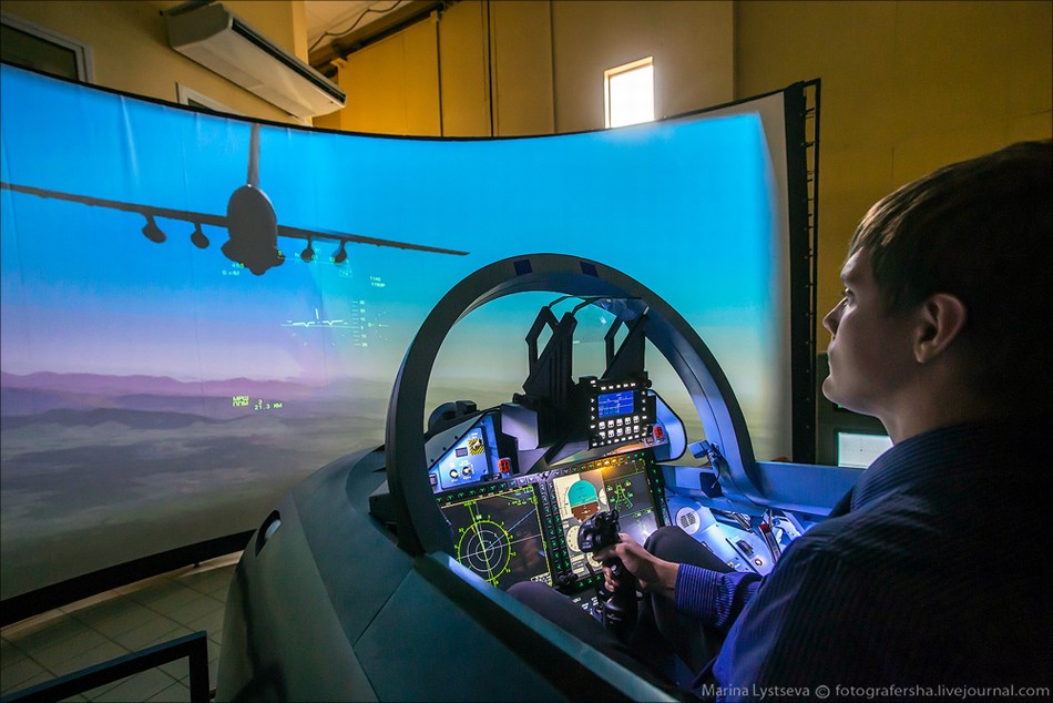 苏35现代化座舱模拟器曝光