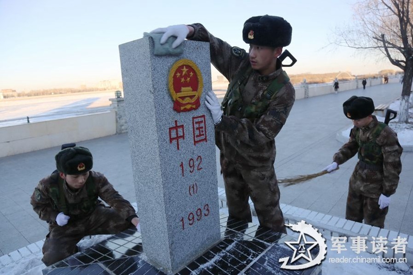 解放军退伍老兵深情亲吻界碑