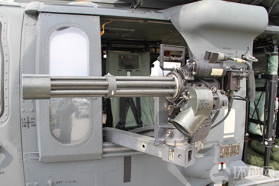 黑鹰架着加特林机枪来参加航展