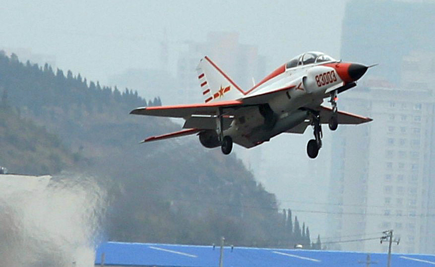 解放军海航部队新型教练机曝光