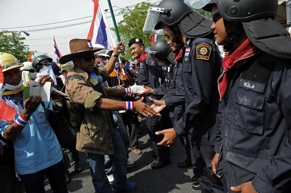 泰国警察笑迎反政府示威者进入总理府大院