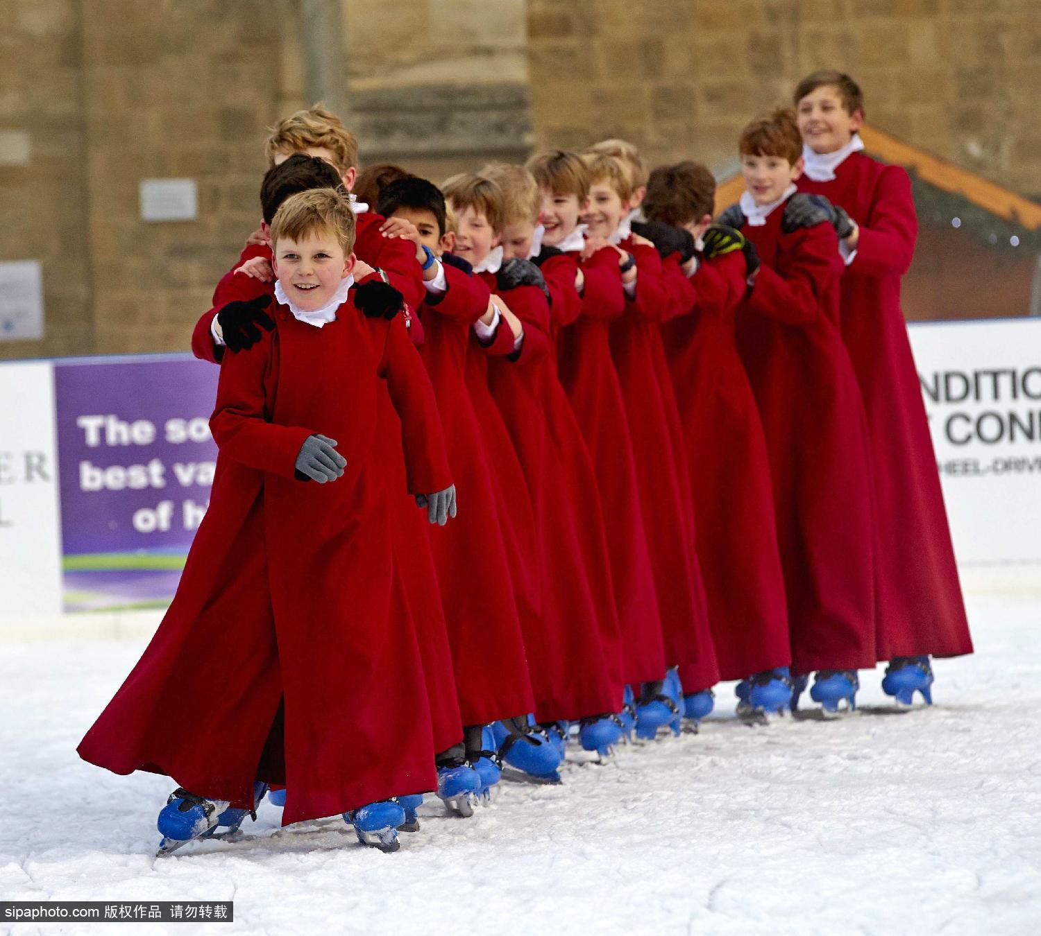 英国唱诗班儿童教堂前溜冰迎接圣诞