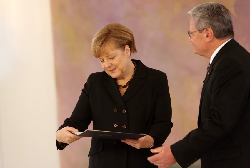 德国新任内阁成员宣誓就职 新政府正式成立