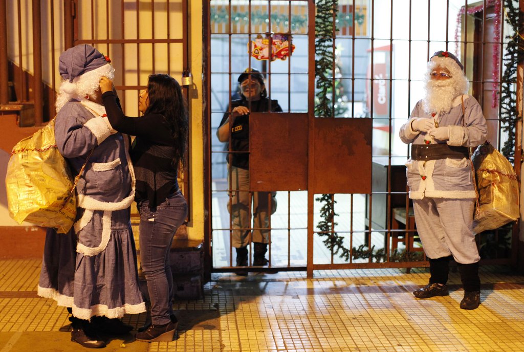 秘鲁女子监狱举办圣诞庆祝活动服刑人员变身圣诞老人