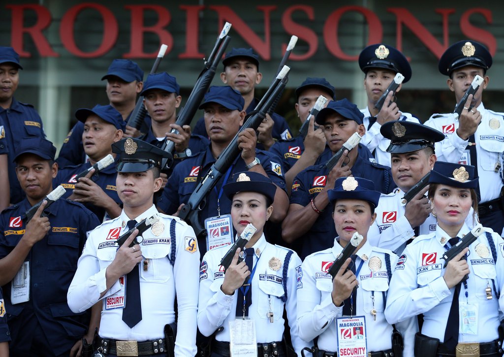 菲律宾安保人员枪支封口以避免新年当天意外走火