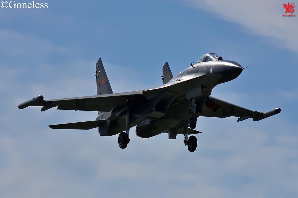 歼-16战机飞行姿态首次曝光