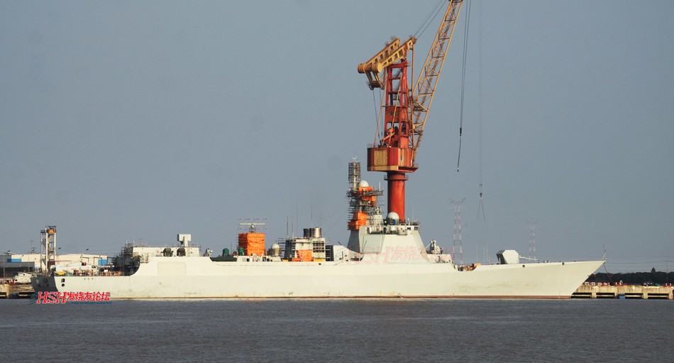 052d驱逐舰舰炮呈现下垂姿态