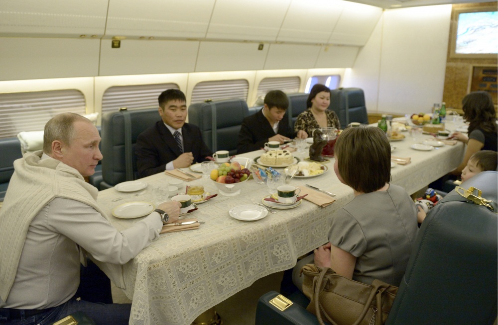 普京接待洪灾遇难者家属专机内部曝光