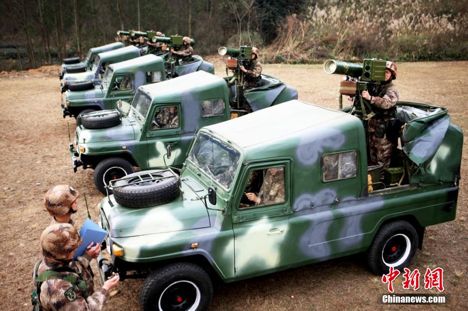 解放军装备新式卡车炮成群结队